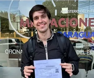Artur de Oliveira com seu visto provisório na Migração